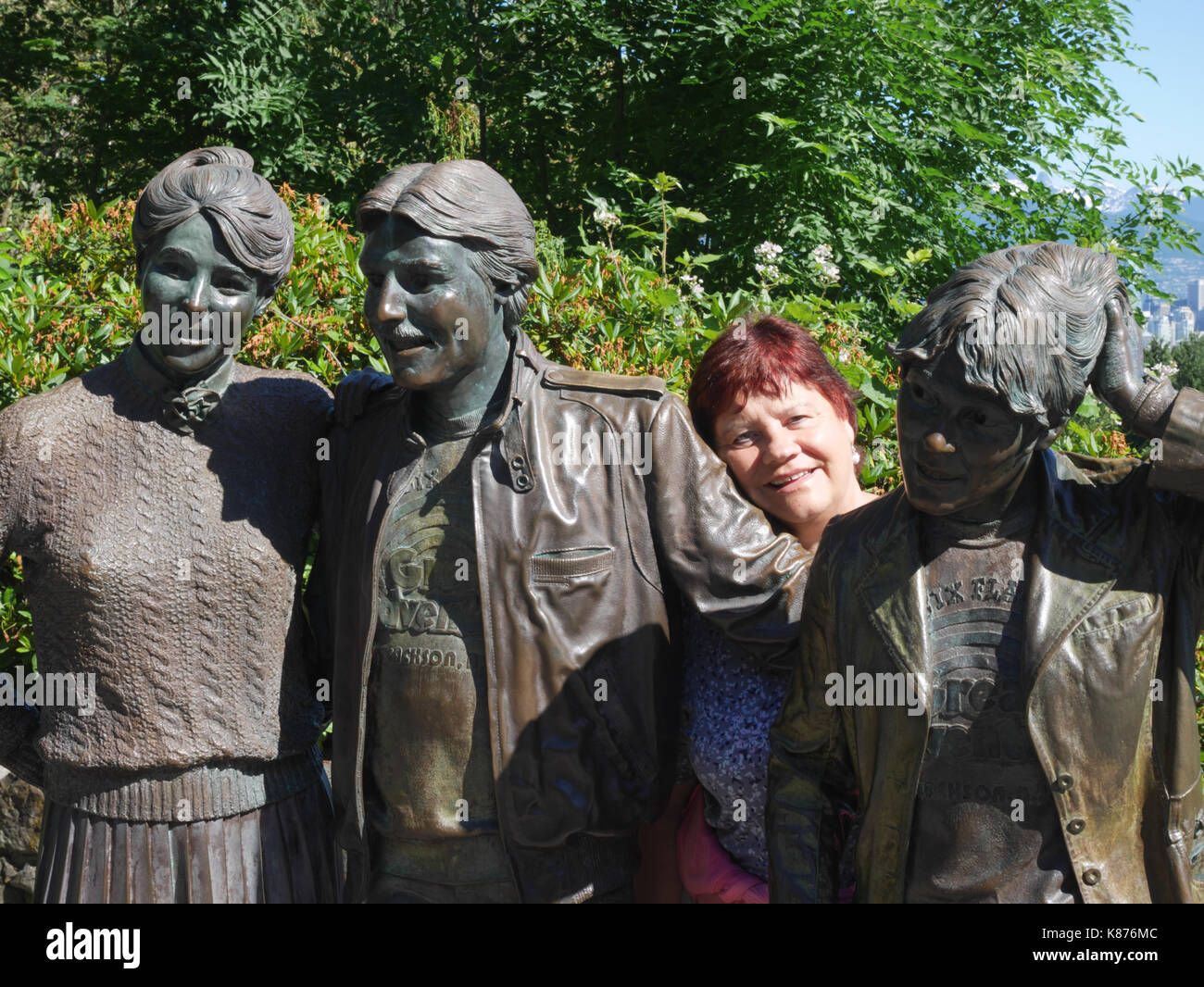 Séance photo, Queen Elizabeth Park, Vancouver, BC, Canada. Une sculpture en bronze d'un homme photographié trois personnes, par j. Seward Johnson, junior. e Banque D'Images