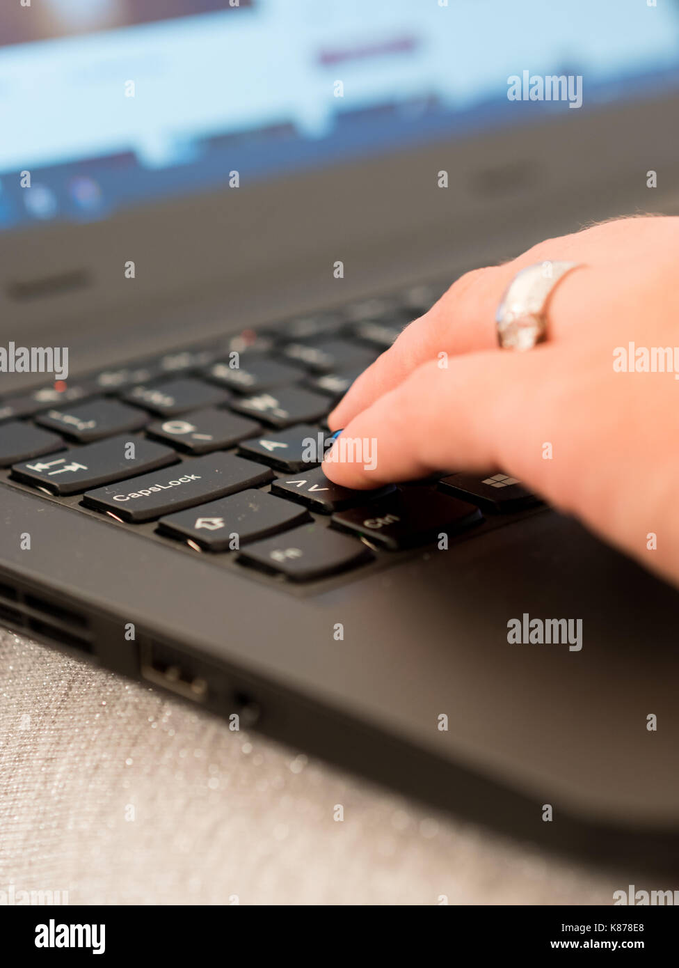 Woman on laptop clavier du pc close up Banque D'Images