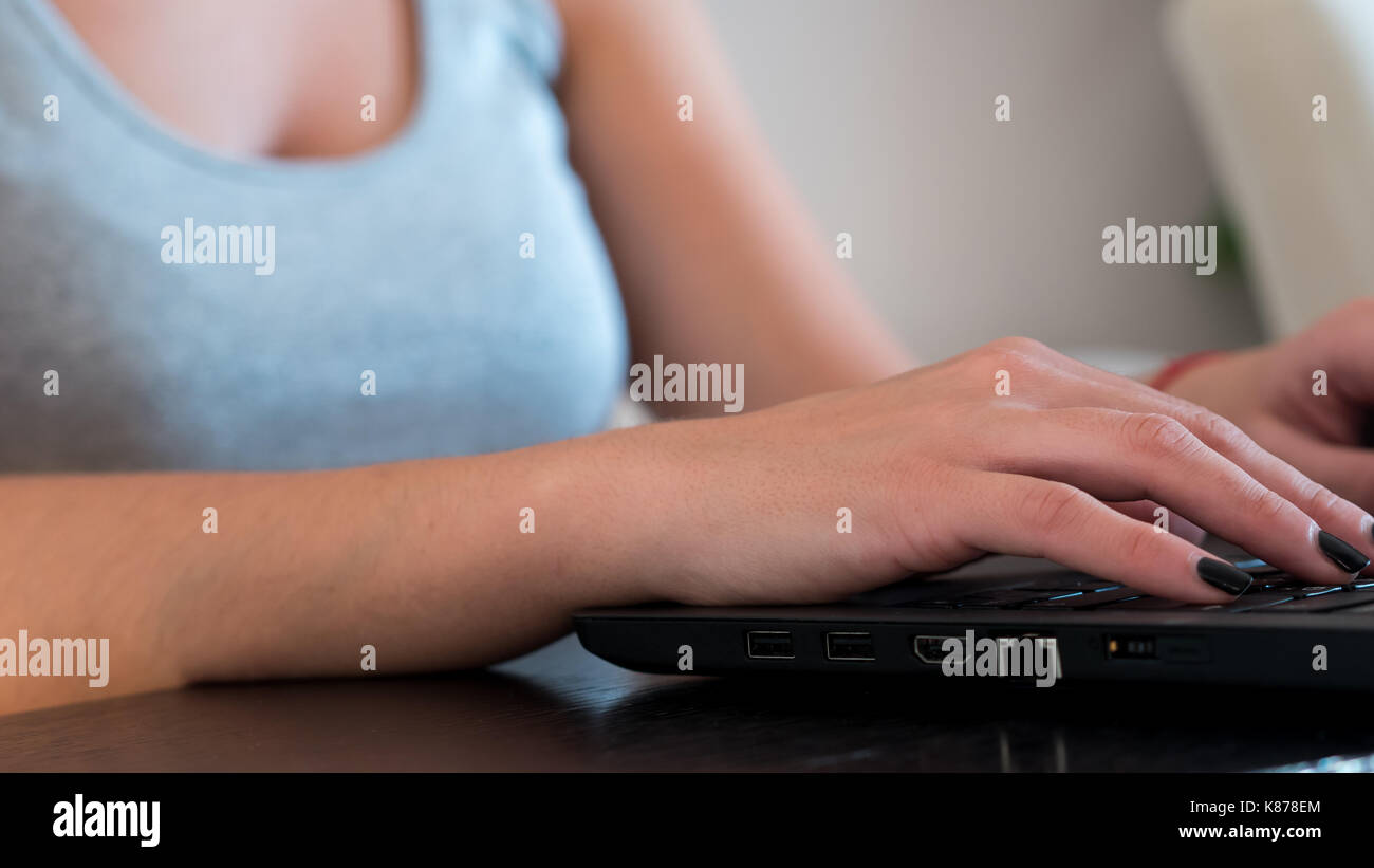 Mains femme travaillant sur ordinateur portable sur 24 close up Banque D'Images