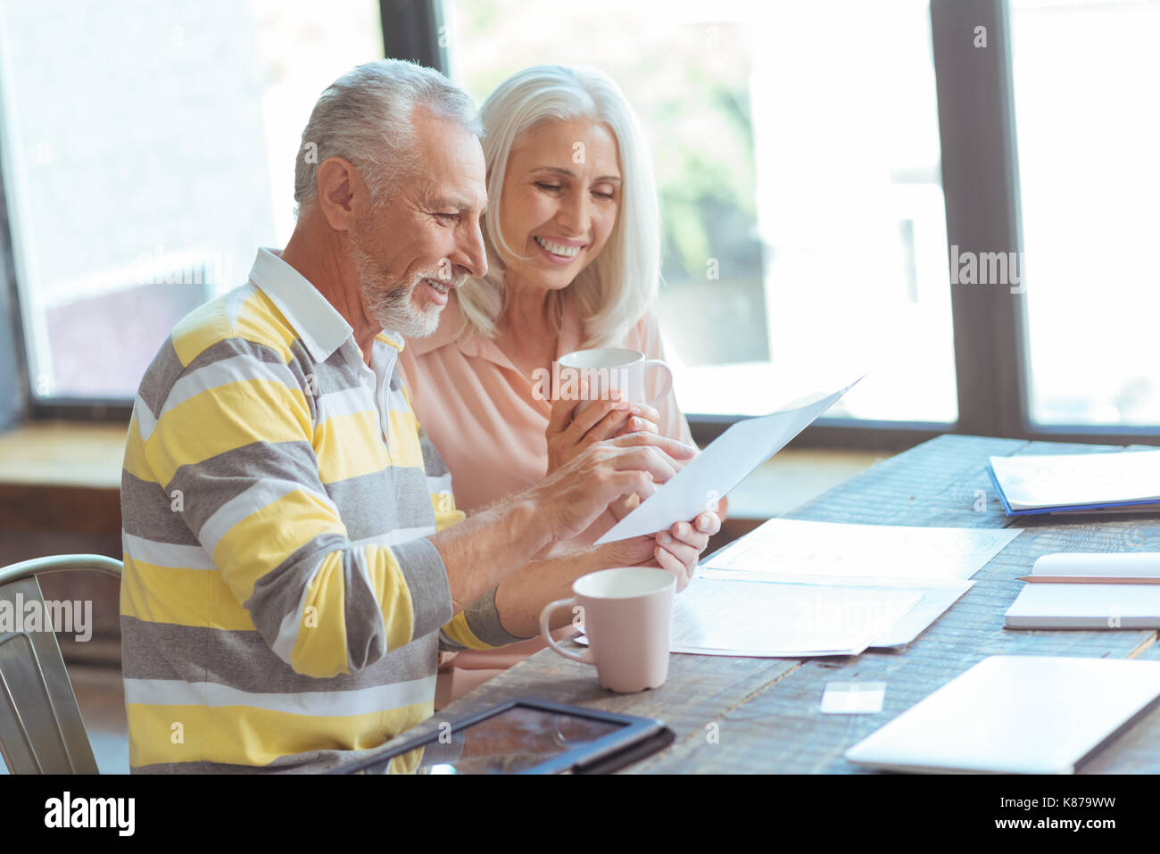 Couple retraité positif compter leur budget Banque D'Images