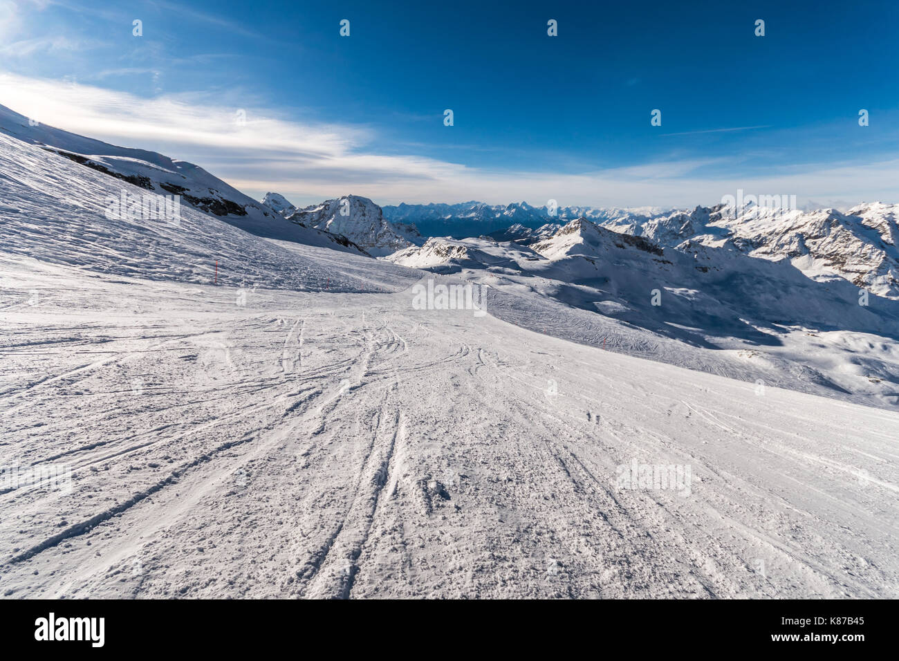 Ski Resort panorama avec ciel bleu (Bormio, Italie) Banque D'Images