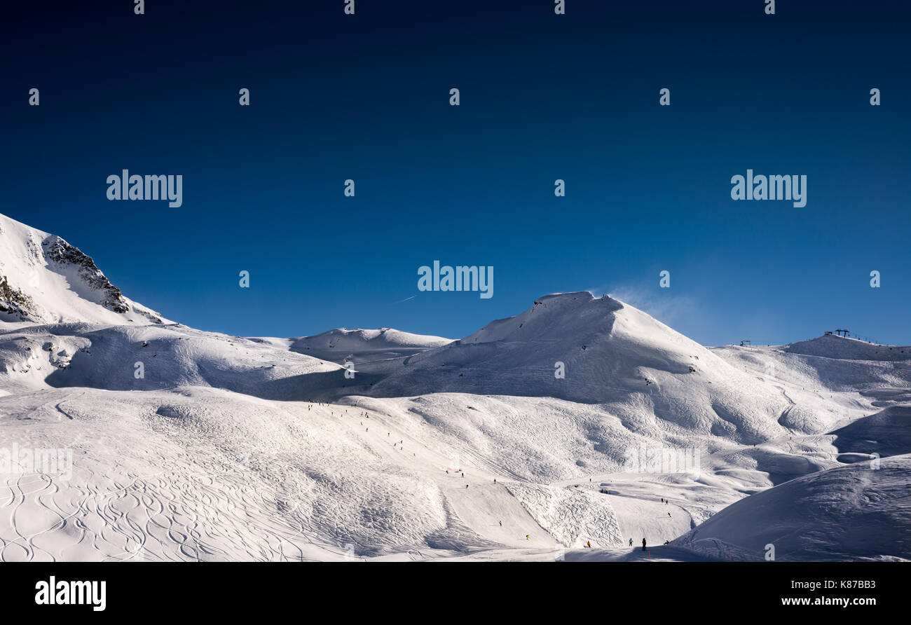 Ski Resort panorama avec ciel bleu (Bormio, Italie) Banque D'Images