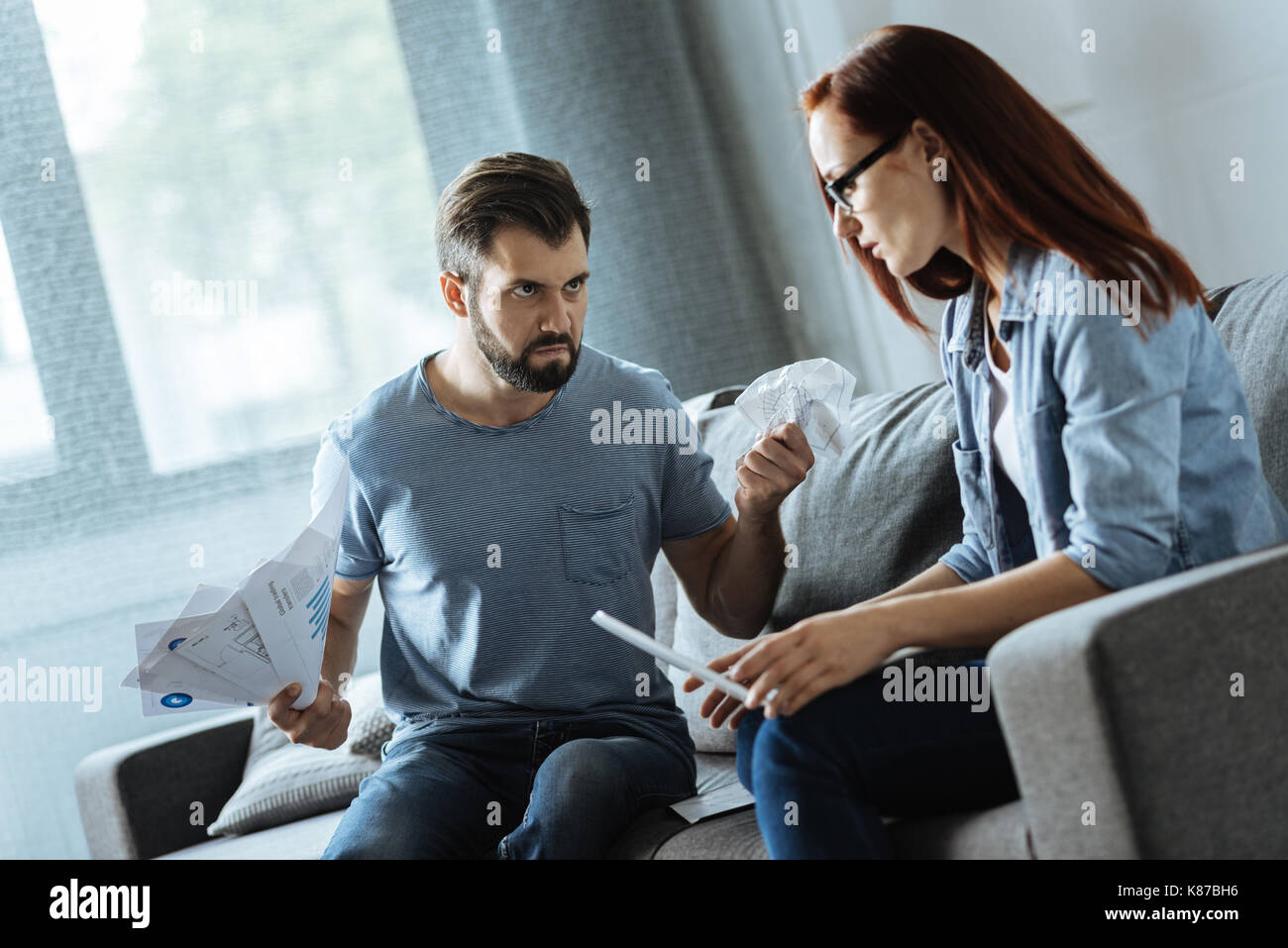Triste homme brutal en regardant sa petite amie Banque D'Images