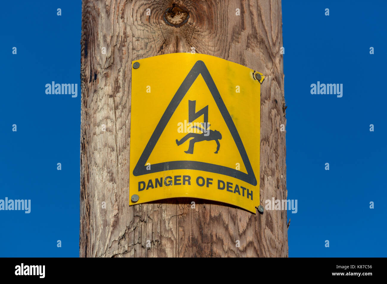 "Danger de mort' signe sur une ligne électrique. Suffolk, UK. Banque D'Images
