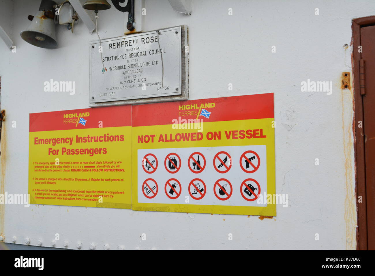 Avertissement de danger sur le ferry pour voitures de tourisme Renfrew Rose, qui passe par Highland Ferries entre nigg et cromarty scotland Banque D'Images