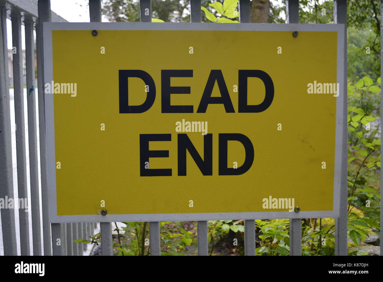 Metal dead end sign sur métal forgé re rue sans issue cul de sac d'avertissement pas d'accès Banque D'Images