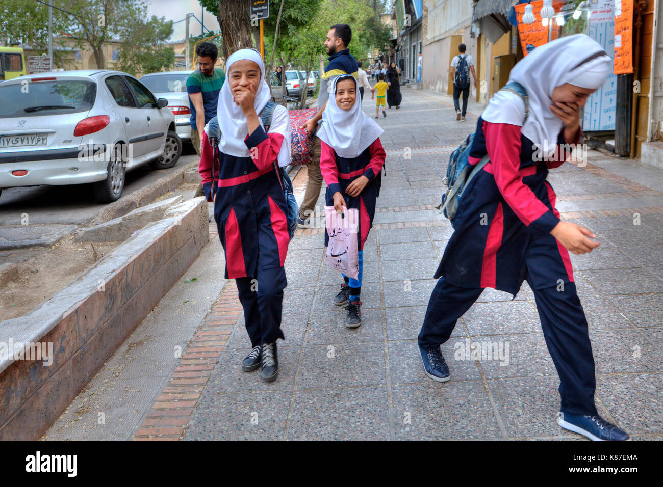 Province de Fars, Shiraz, Iran - 18 avril 2017 : de joyeuses écolières iraniennes en uniforme retournent à la maison après les heures d'école. Banque D'Images