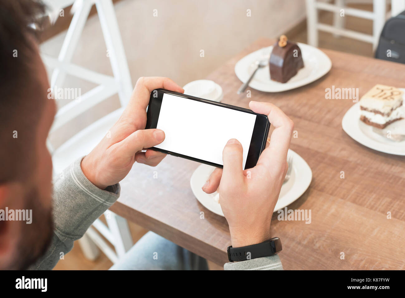 Jouer jeu sur téléphone mobile avec écran isolées pour app design présentation. Banque D'Images