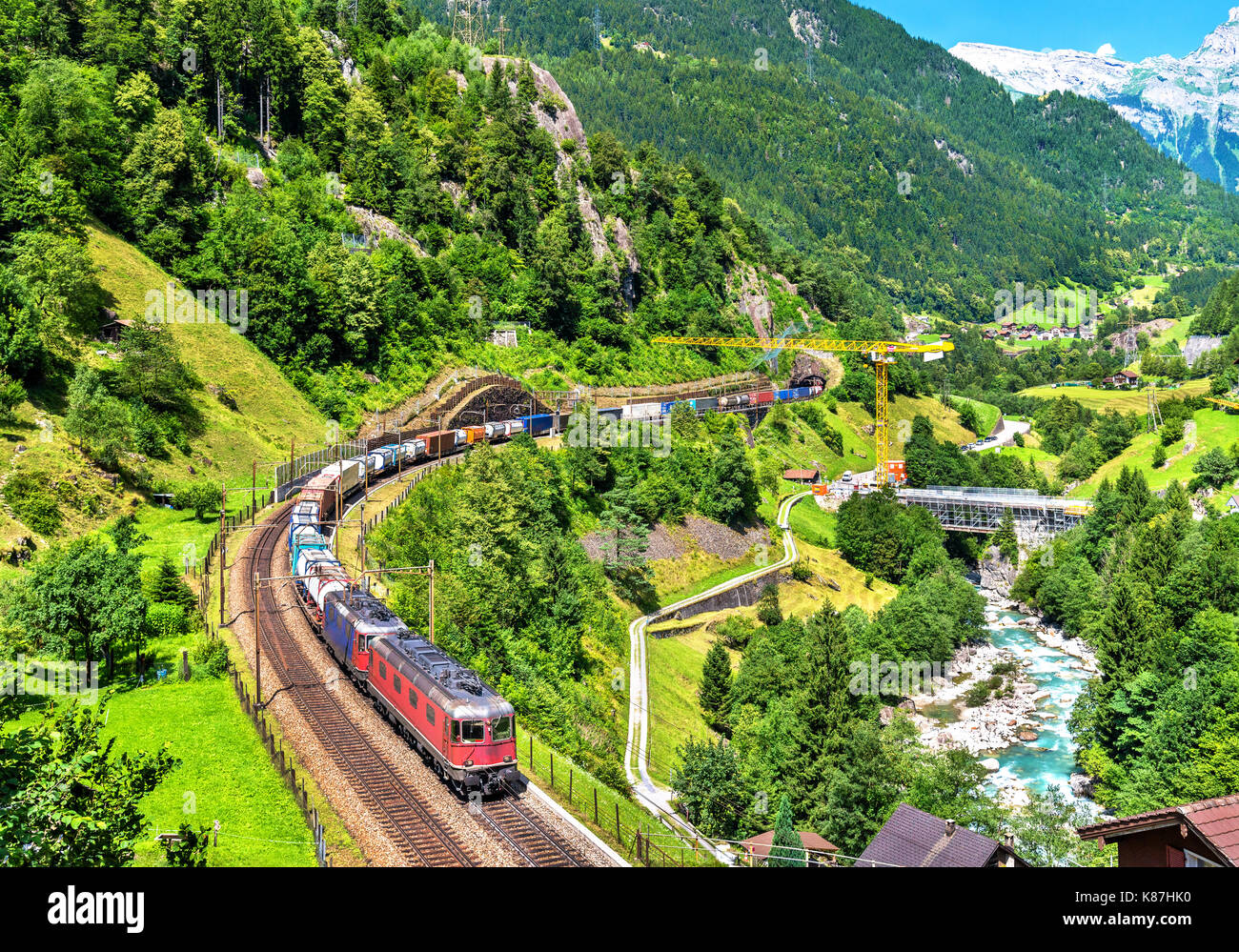 Train de fret remonte le chemin de fer du Gothard - Suisse Banque D'Images