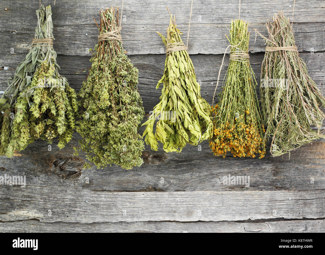 Variété d'herbes séchées sur un vieux fond de bois Banque D'Images