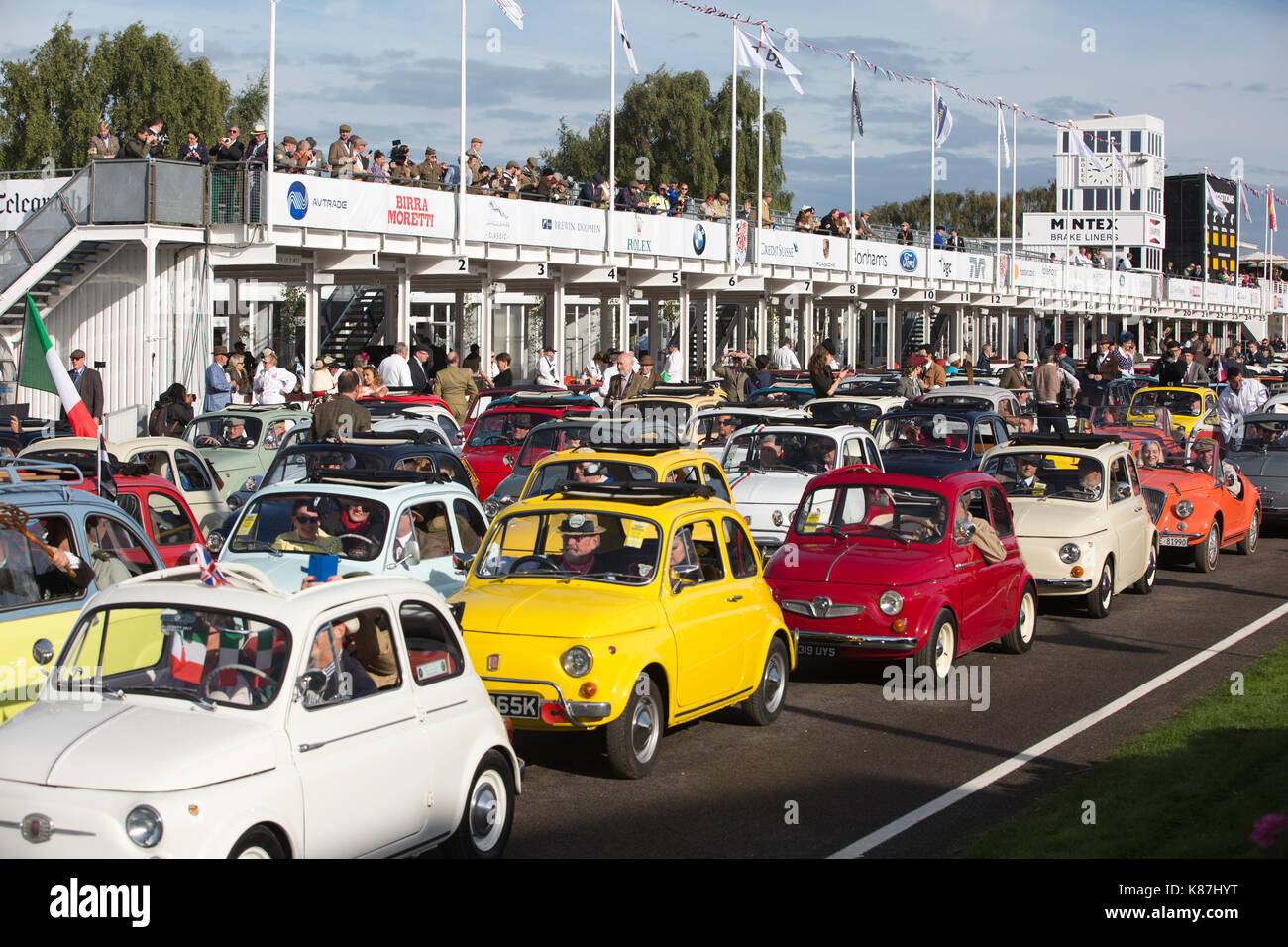 Fiat 500 parade, Goodwood Revival meeting 2017, goodwood race track, Chichester, West Sussex, England, UK Banque D'Images
