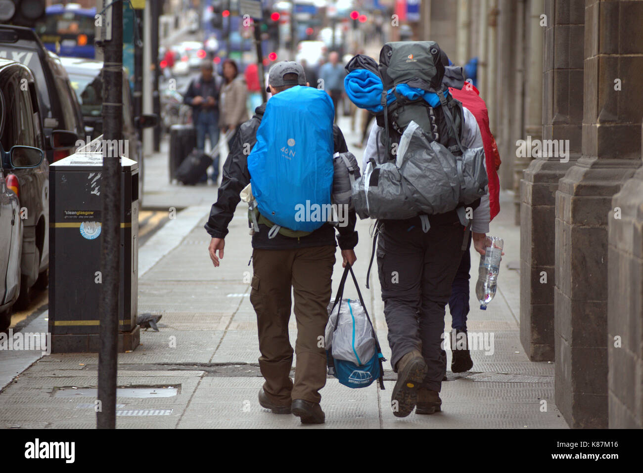 Randonneurs sur leur chemin jusqu'à la gare centrale Hope Street Glasgow Banque D'Images