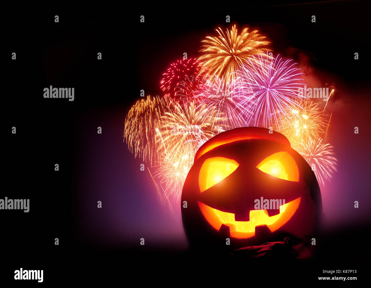 Parti avec un artifice halloween citrouille rougeoyant, octobre célébrations ! Banque D'Images