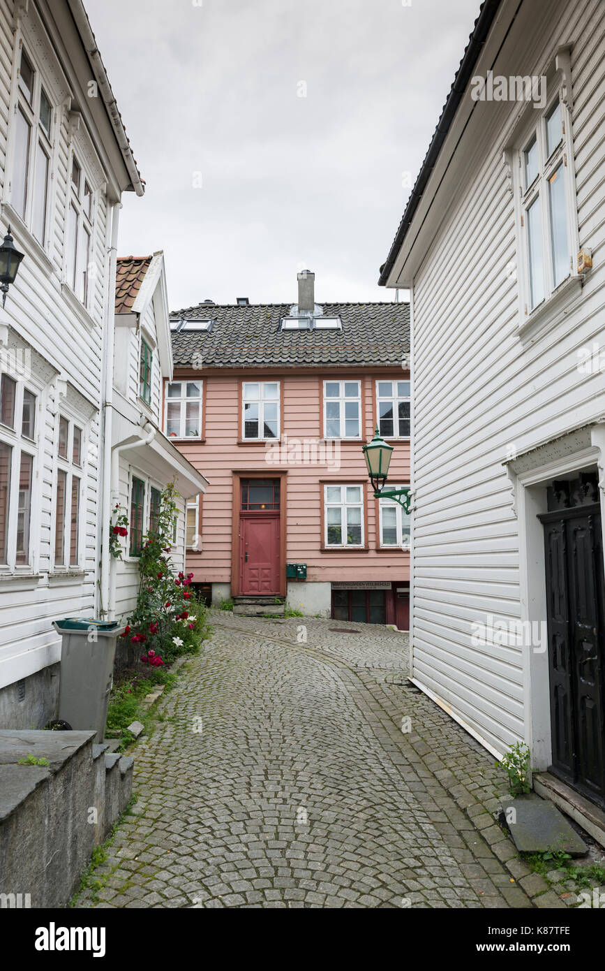 Rue typique de Bergen en Norvège avec des maisons en bois blanc et des fleurs dans la rue Banque D'Images