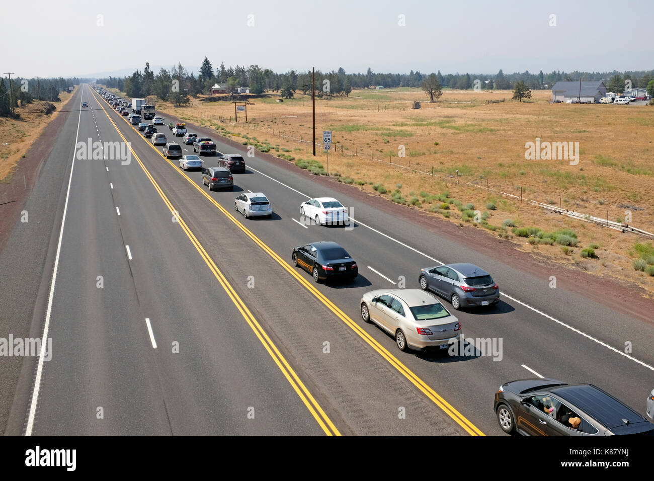 21 août, 2017. Publiez éclipse totale du trafic dans l'Oregon, USA. Post- le trafic lourd eclipse quitte la bande de totalité près de Redmond, Oregon, et têtes de ba Banque D'Images