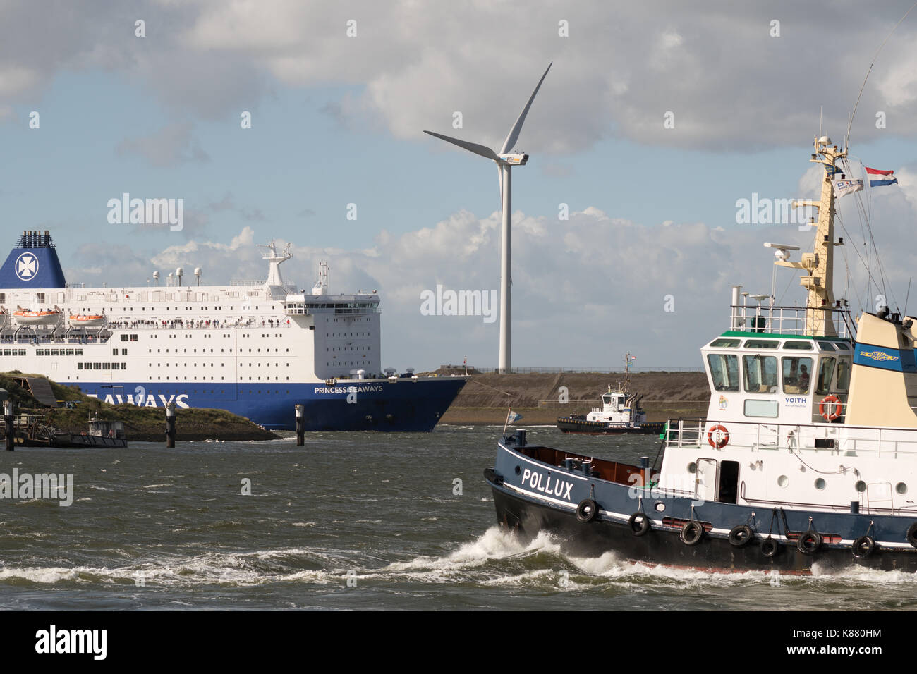 DFDS Seaways Princess ferry de la mer du Nord en étant assisté par des remorqueurs de port Ijmuiden en raison de la vigueur des vents, la Hollande, l'Europe Banque D'Images