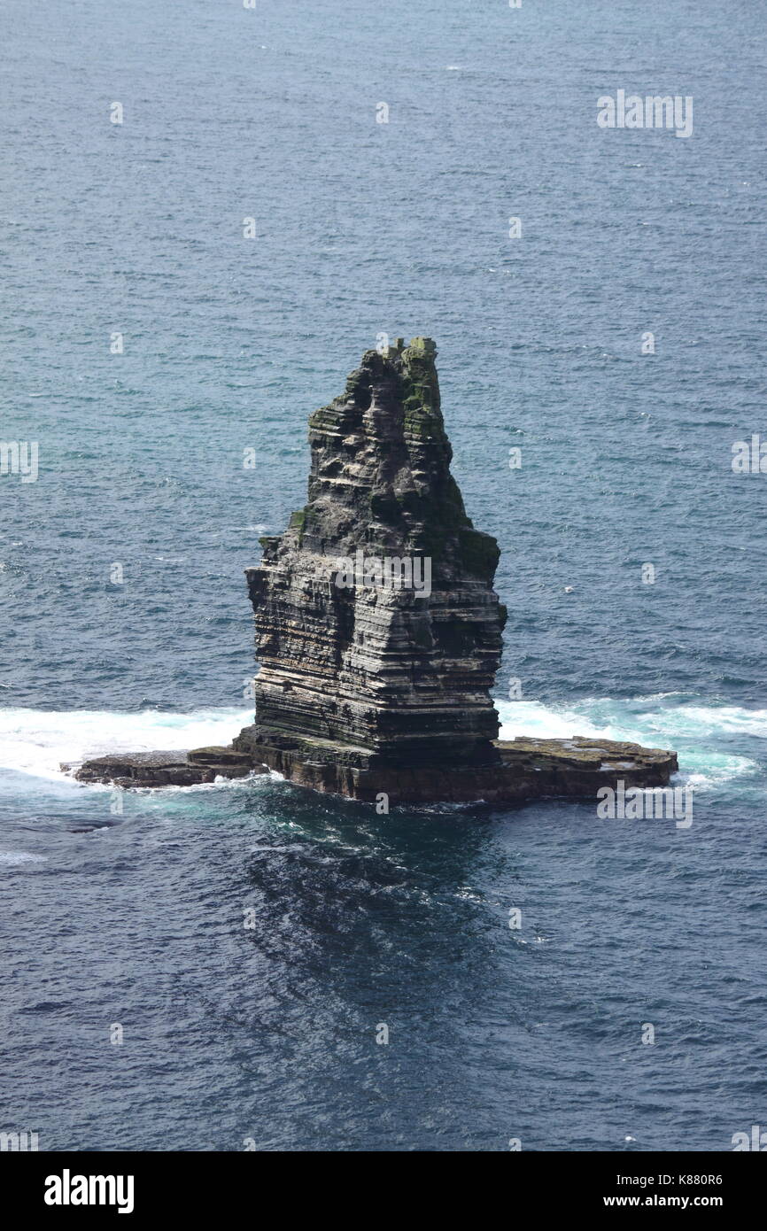 Rock Island en face des falaises de Moher Banque D'Images