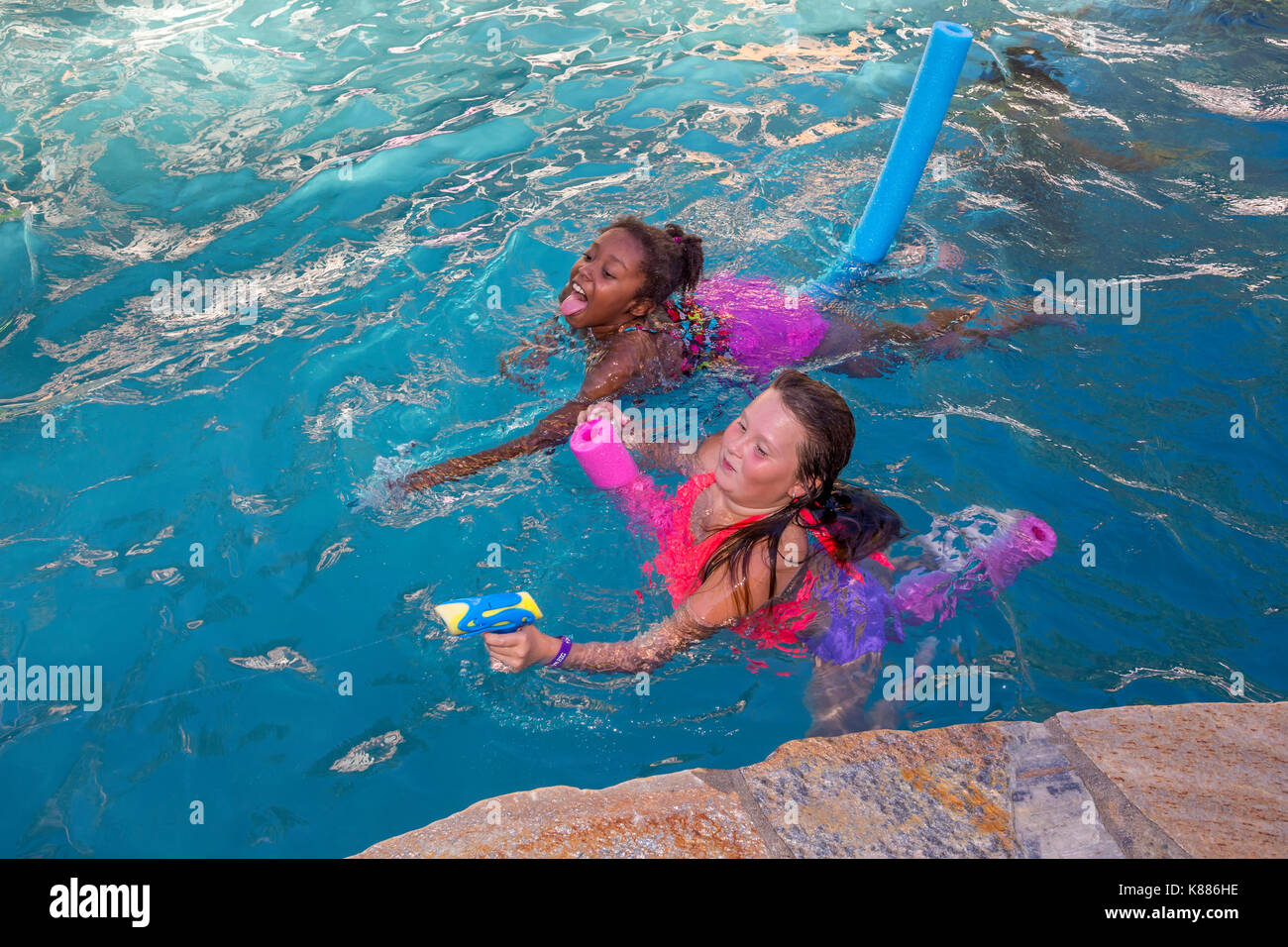 Les filles, les enfants, la lecture, l'eau d'une fontaine, une piscine, piscine d'eau douce, pool party, Castro Valley, comté d'Alameda, Californie, unité Banque D'Images