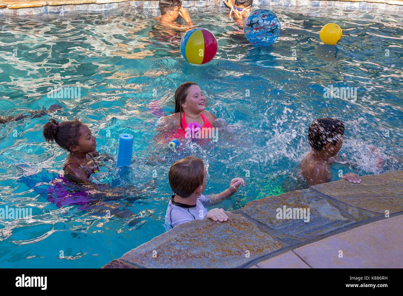 Les filles, les garçons, les enfants, les projections, les projections d'eau, piscine d'eau douce, pool party, Castro Valley, comté d'Alameda, Californie Banque D'Images