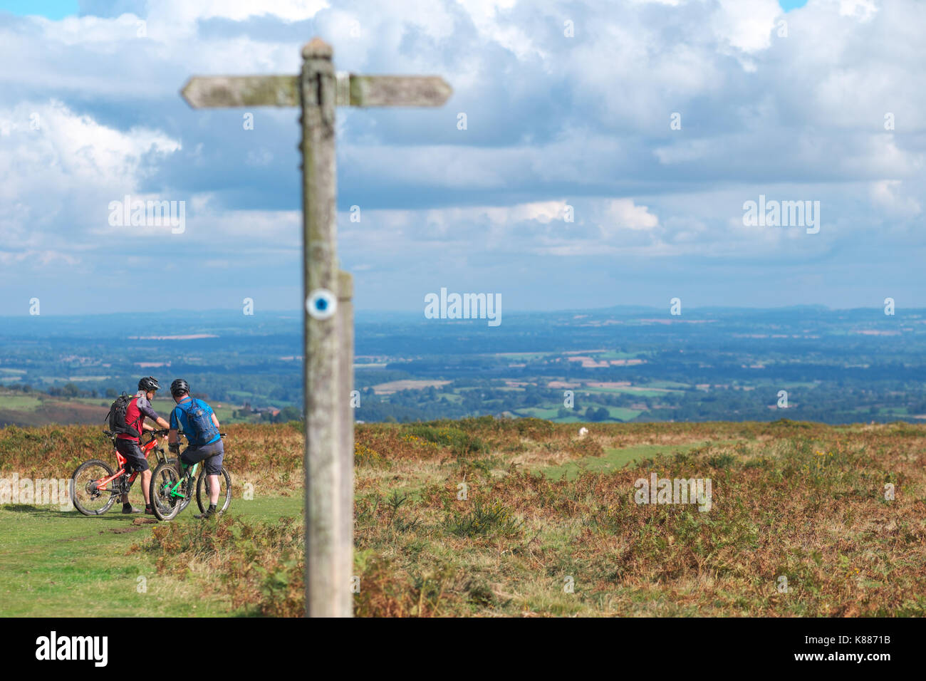 Deux cyclistes haut d'Hergest Ridge qui franchissent la frontière du pays de Galles à l'Angleterre à l'Est sur Herefordshire Banque D'Images