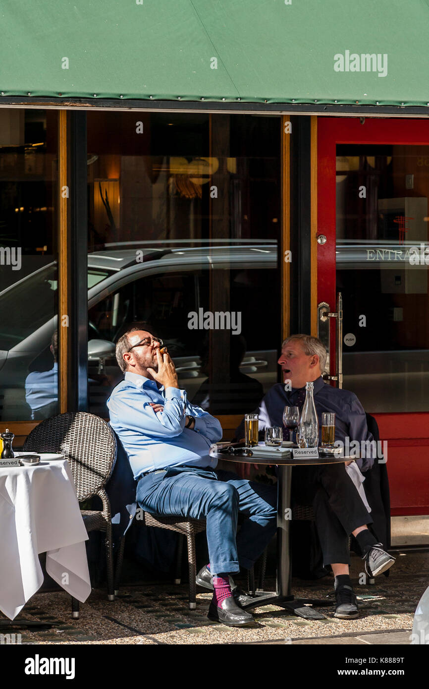 Deux hommes assis à l'extérieur franco's restaurant, Jermyn Street, London, UK Banque D'Images