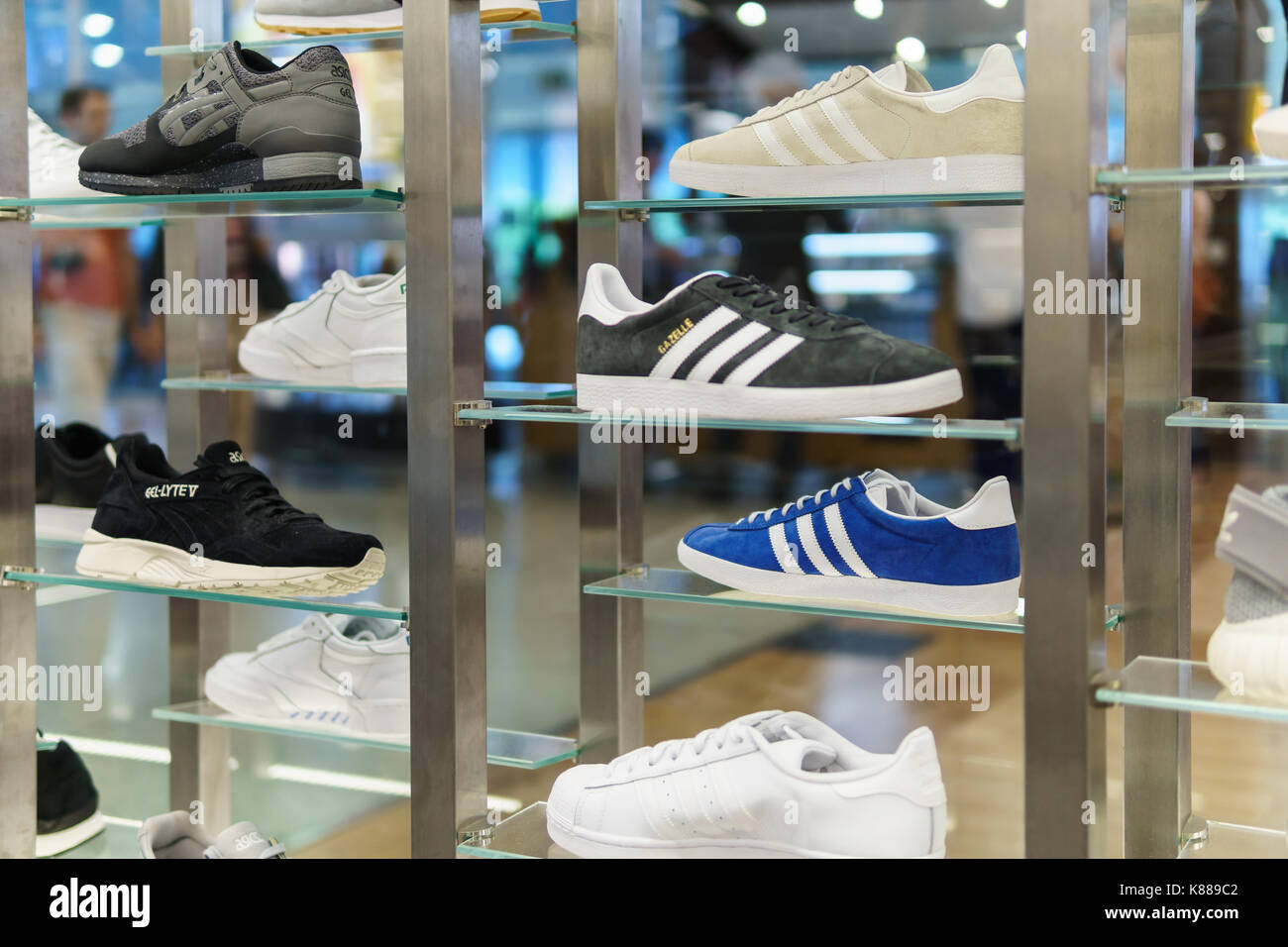 Lisbonne, Portugal - 10 août 2017 : l'exécution et les chaussures en vente  dans le magasin de chaussures de mode Photo Stock - Alamy