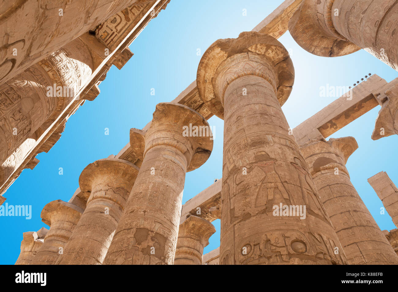 Low angle view de colonnes dans le temple de Karnak, Louxor, Egypte Banque D'Images