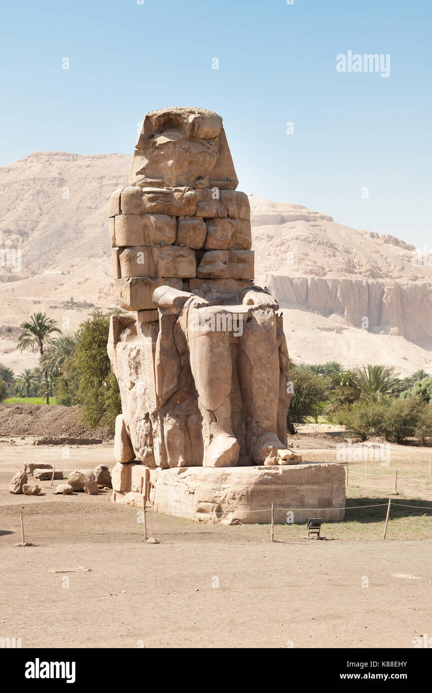 Les colosses de Memnon statue du pharaon Aménophis III, Luxor, Egypte Banque D'Images