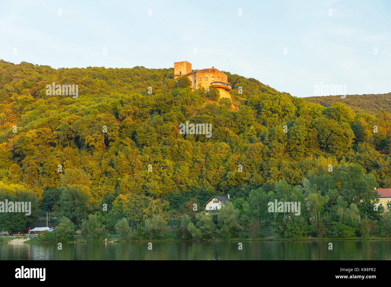 Burg Greifenstein , Niederösterreich, Donaualtarm Andrä-Wördern mit und St. Banque D'Images