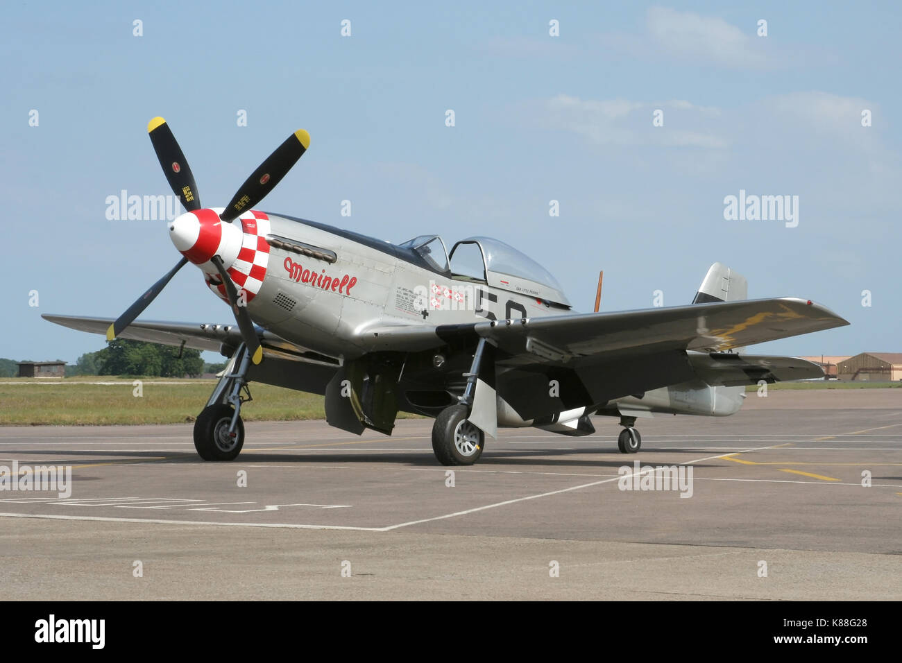 'Marinell", le second de l'Hardwick Warbirds P-51D Mustang à Bentwaters permanent après un petit spectacle aérien local. Banque D'Images