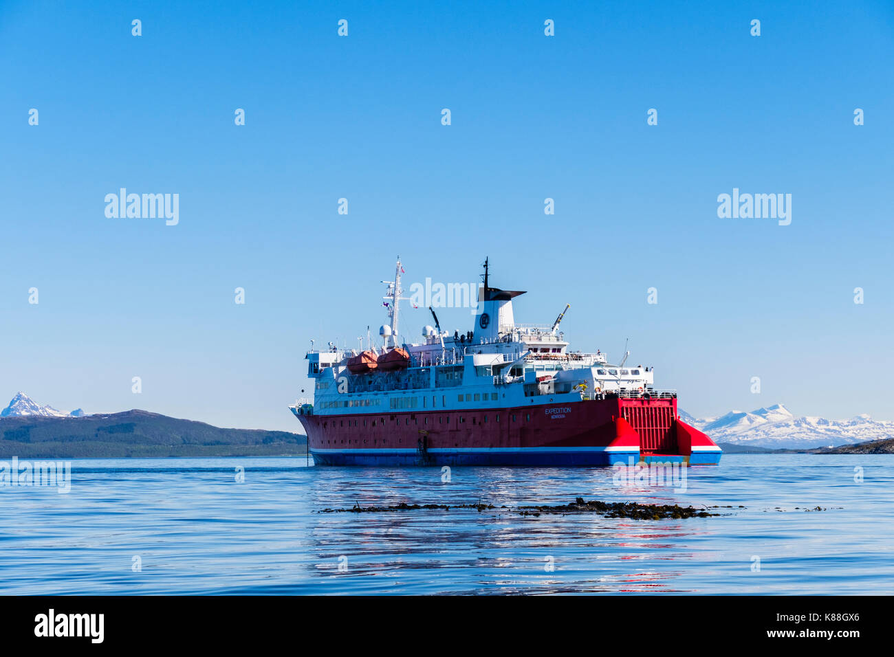 G Adventures expédition croisière en mer dans les eaux de l'Arctique au nord calme côte norvégienne en été. Helløya, comté de Troms, Norvège, Scandinavie Banque D'Images