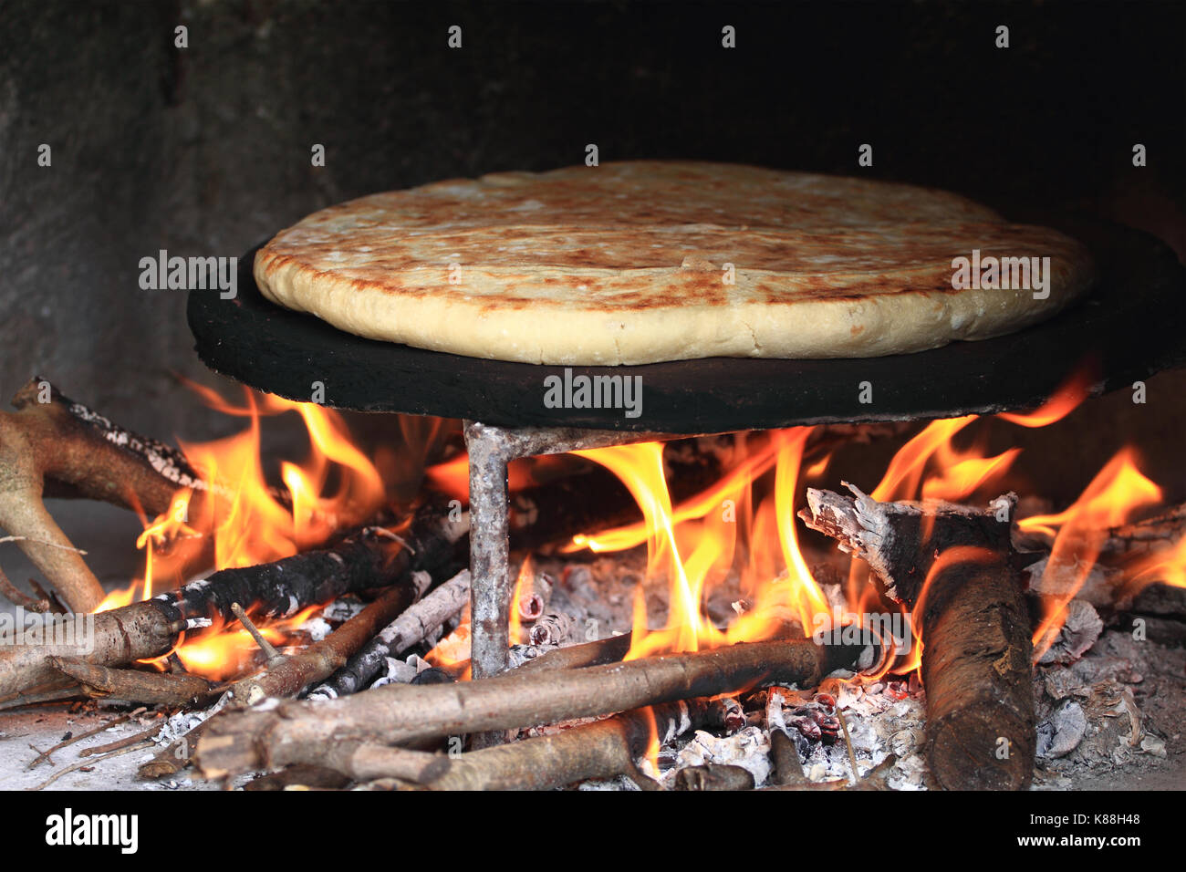 Du pain fait maison dans un four traditionnel turc Photo Stock - Alamy