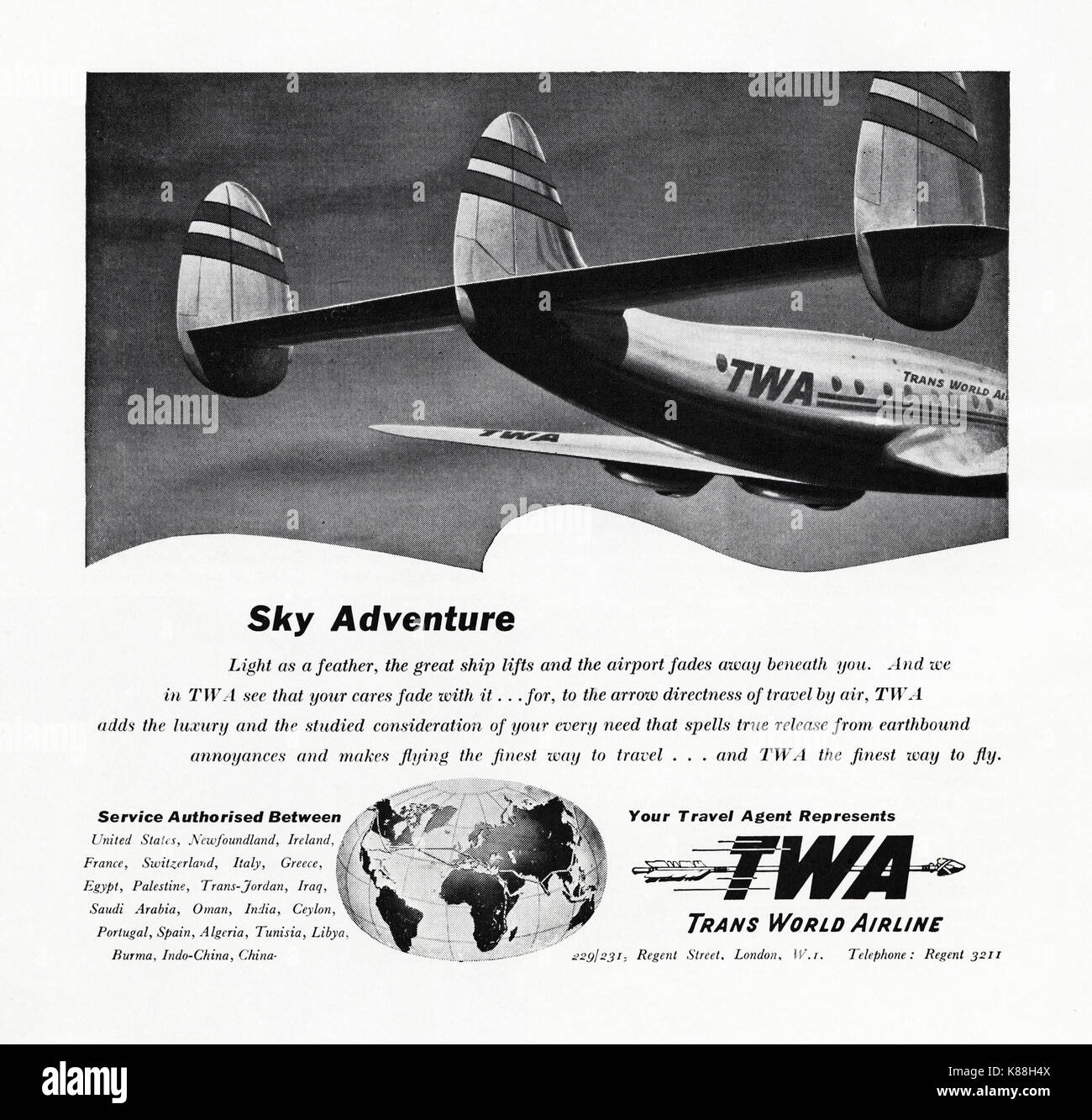 1940 old vintage publicité publicité originale de la compagnie aérienne twa trans world magazine en 1947 lorsque l'approvisionnement vers étaient encore limitée au titre de rationnement de l'après-guerre Banque D'Images