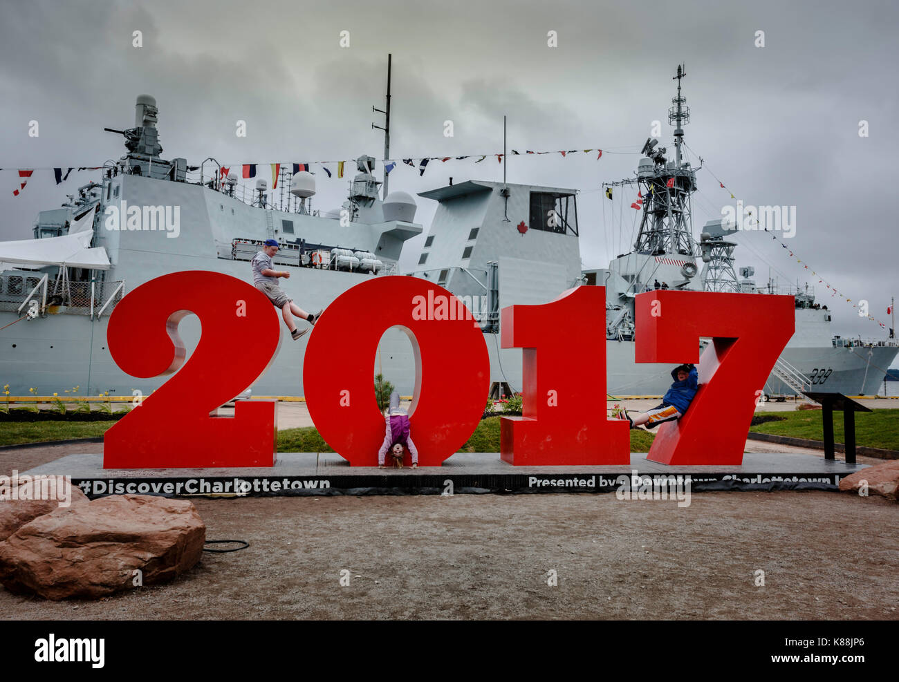 Gros chiffres rouges 2017 établi à Charlottetown, PEI's Harbour pour célébrer le 150e anniversaire du Canada le 1 juillet 2017 Banque D'Images
