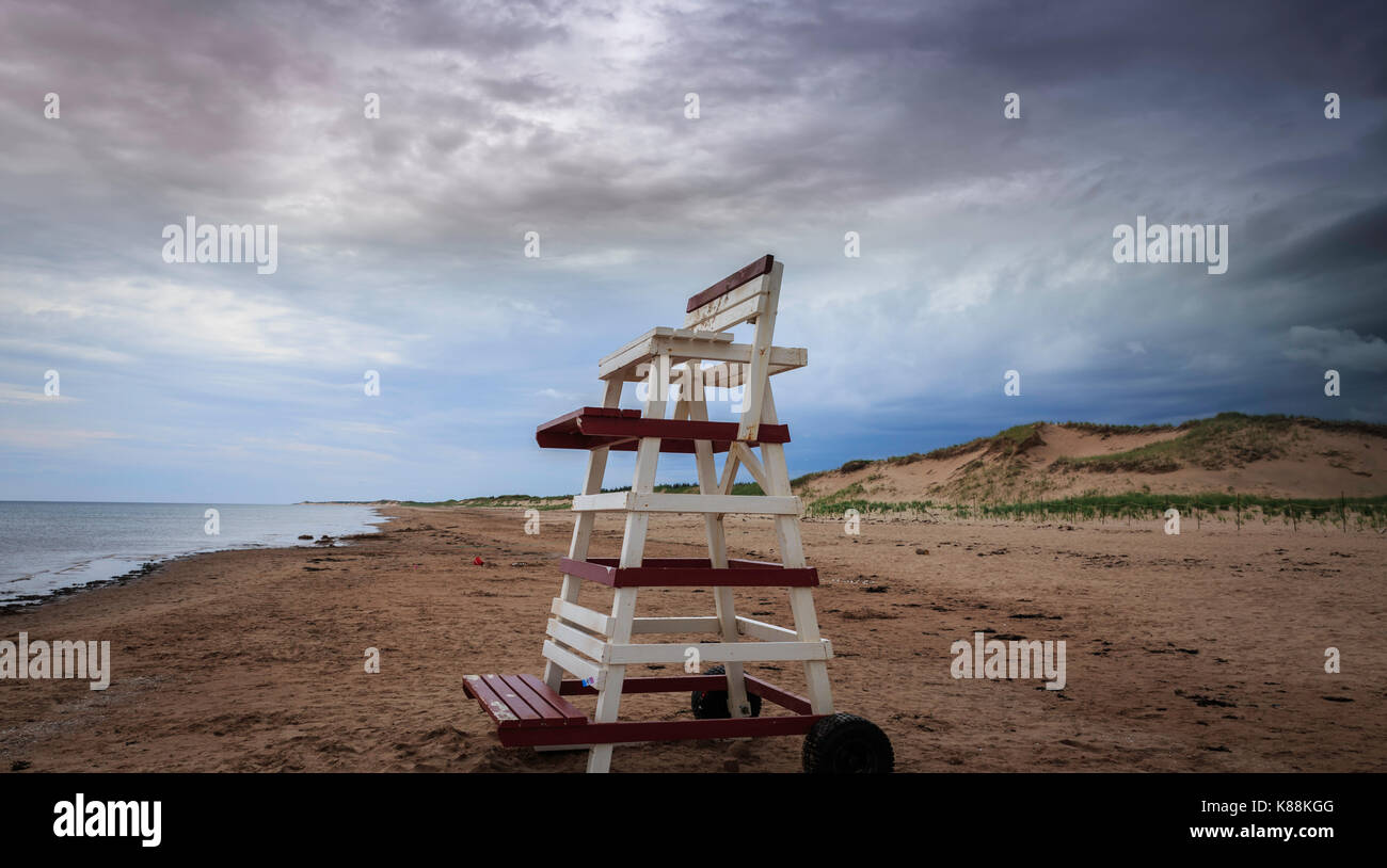 Chaise de sauveteur sur une plage déserte sur la côte nord de l'Île du Prince Édouard Banque D'Images