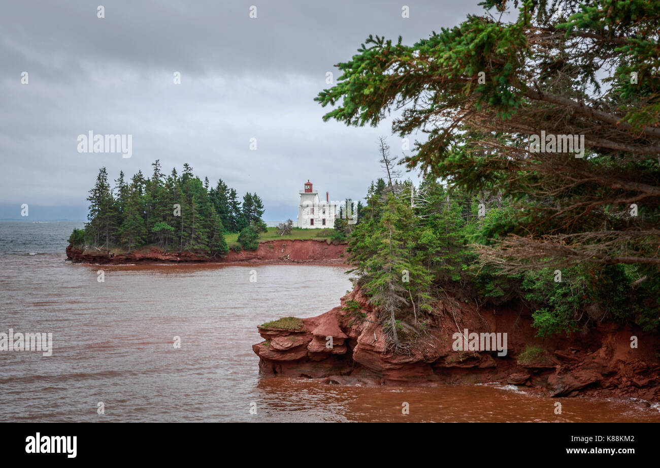 Lighthouse se trouve sur un affleurement sur la rive nord de l'Île du Prince Édouard, Canada Banque D'Images