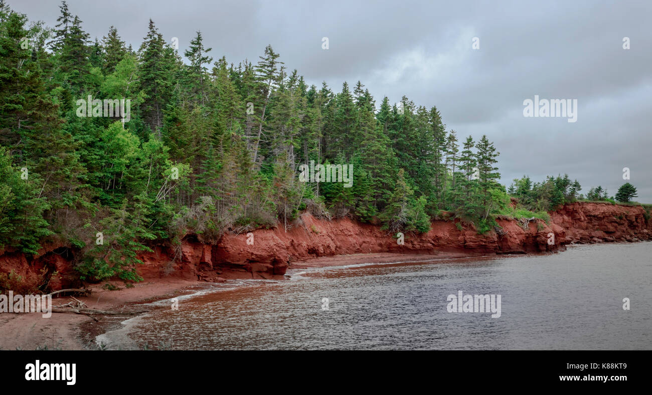 Les falaises rouges sur la nature sauvage de la côte nord de l'î. Banque D'Images