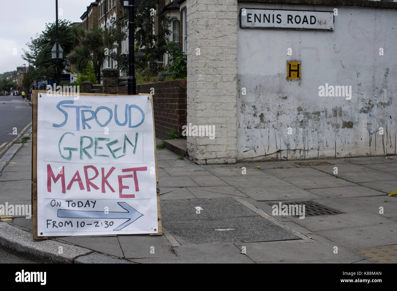 Stroud marché vert sign in london sur Ennis Road à proximité de la gare de Finsbury Park vendu essentiellement végétarien et végétalien produire tous les dimanches Banque D'Images