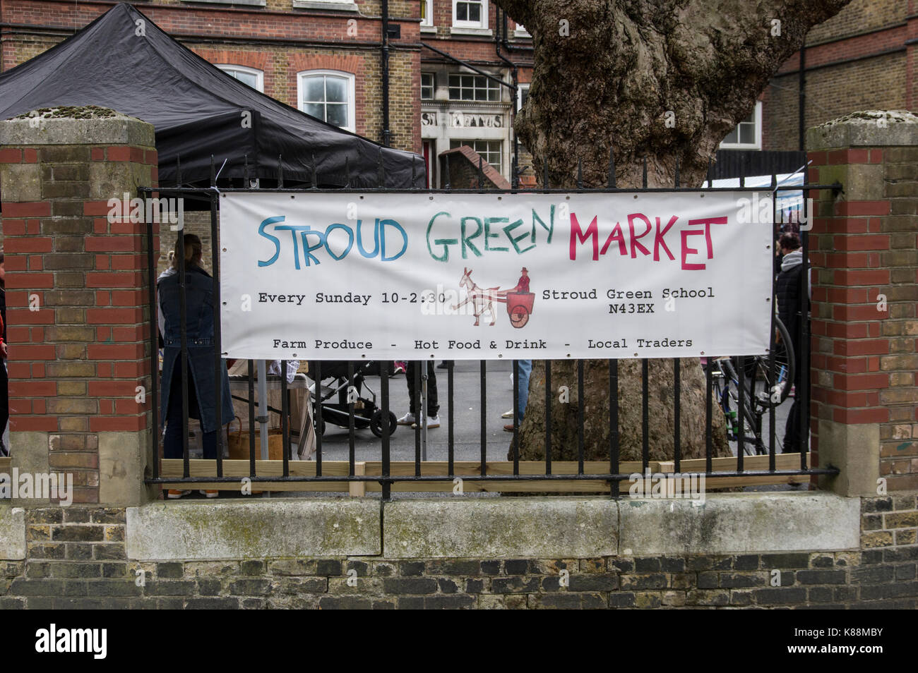 Stroud marché vert sign in london sur Ennis Road à proximité de la gare de Finsbury Park vendu essentiellement végétarien et végétalien produire tous les dimanches Banque D'Images