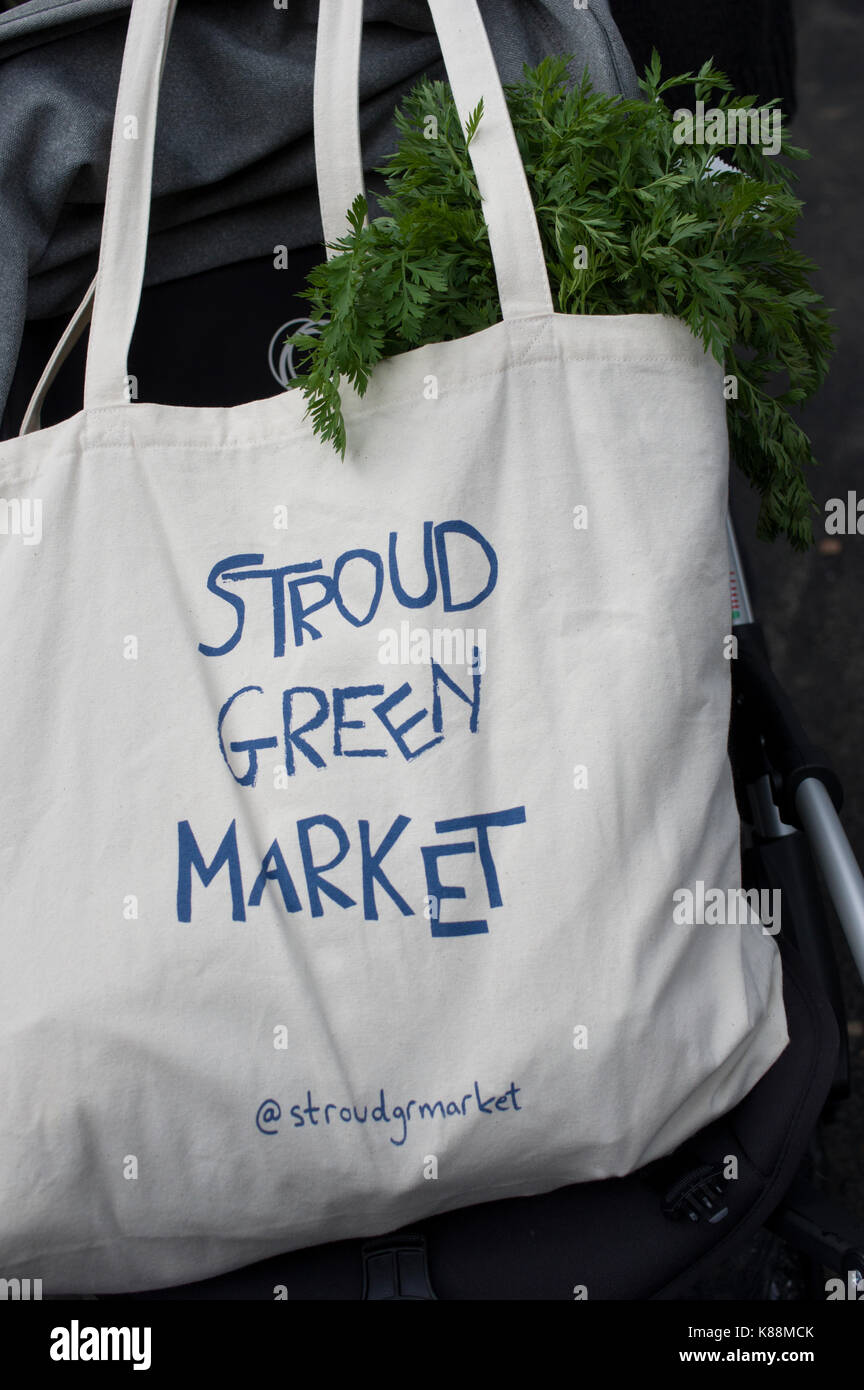 Stroud marché vert sur un sac en toile à Londres sur Ennis Road à proximité de la gare de Finsbury Park vendu essentiellement végétarien et végétalien produire tous les dimanches Banque D'Images