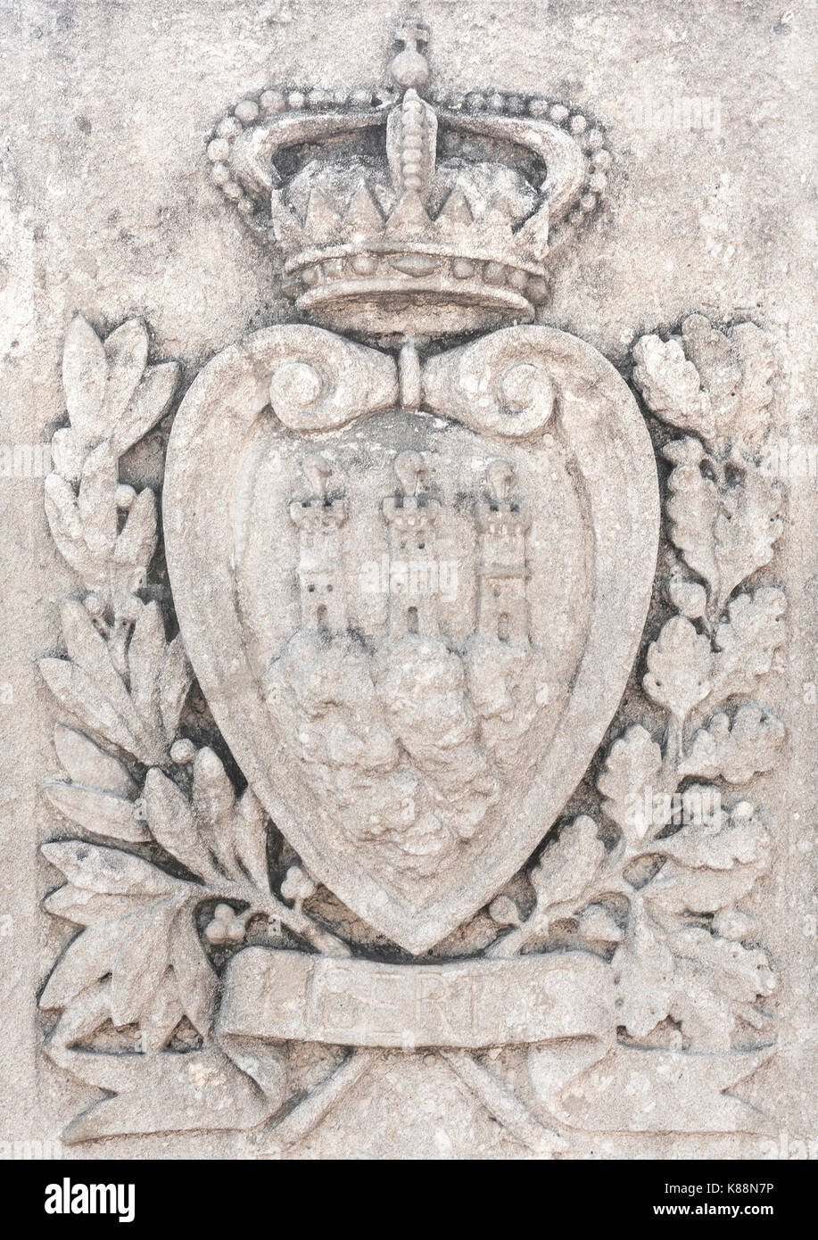 San Marino armoiries sur un mur à l'entrée de la république de Saint-Marin. Banque D'Images