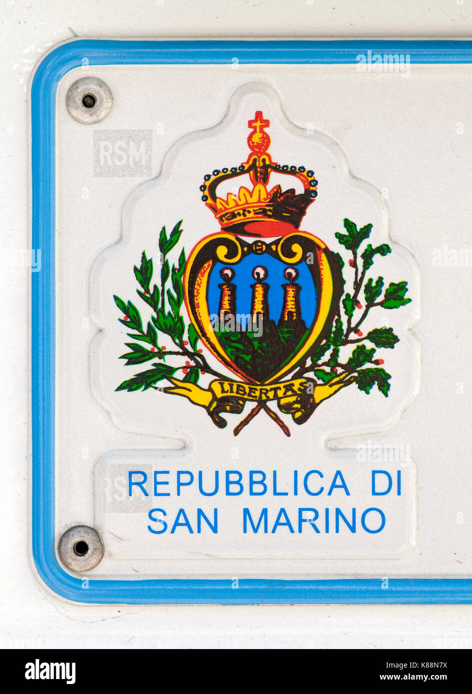 San Marino armoiries sur le numéro de la plaque d'une voiture à Saint-Marin. Banque D'Images