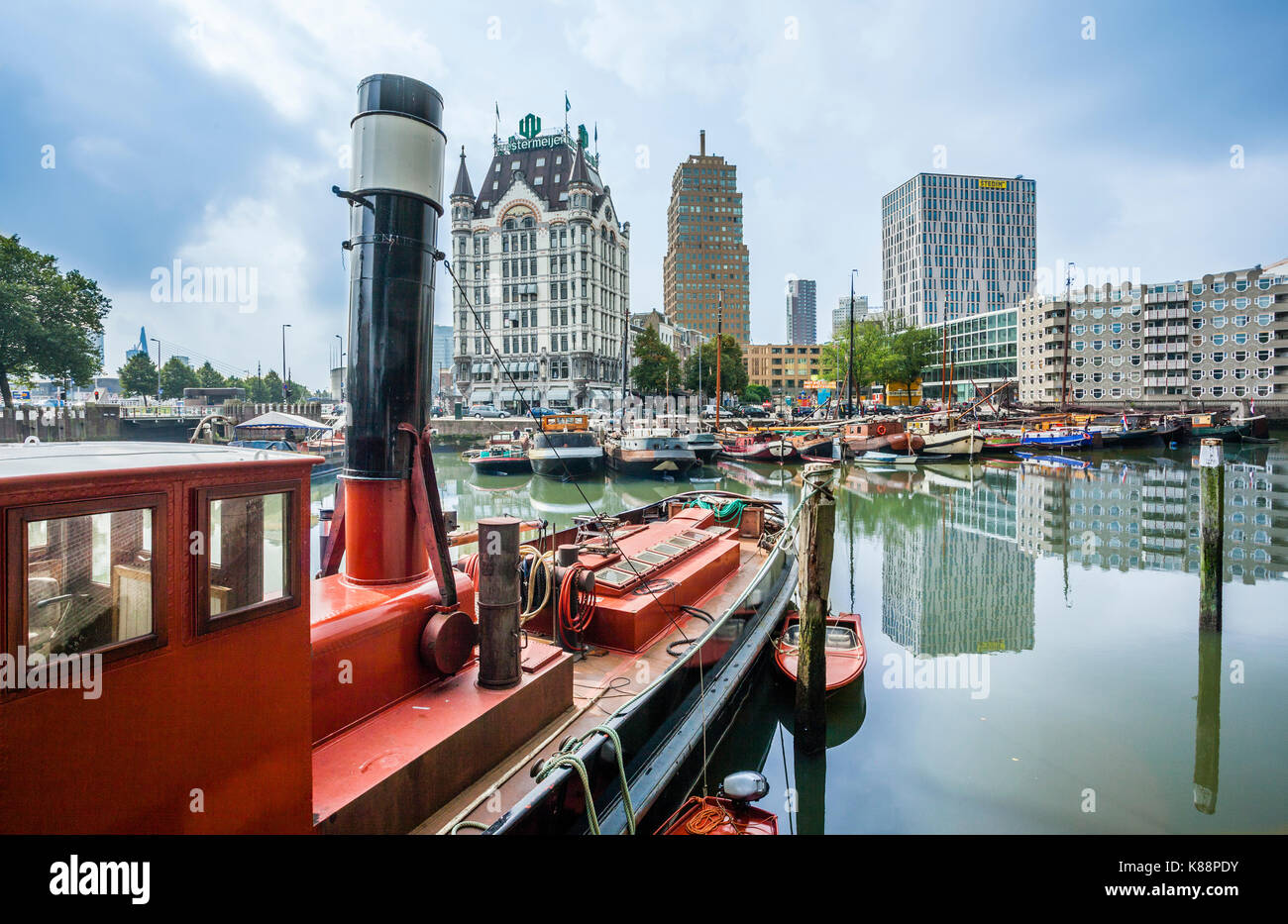 Pays Bas, Hollande-du-Sud, de Rotterdam, quartier maritime historique, tug boat à Oudehaven avec vue sur le style Art Nouveau Witte Huis (Maison Blanche), Banque D'Images
