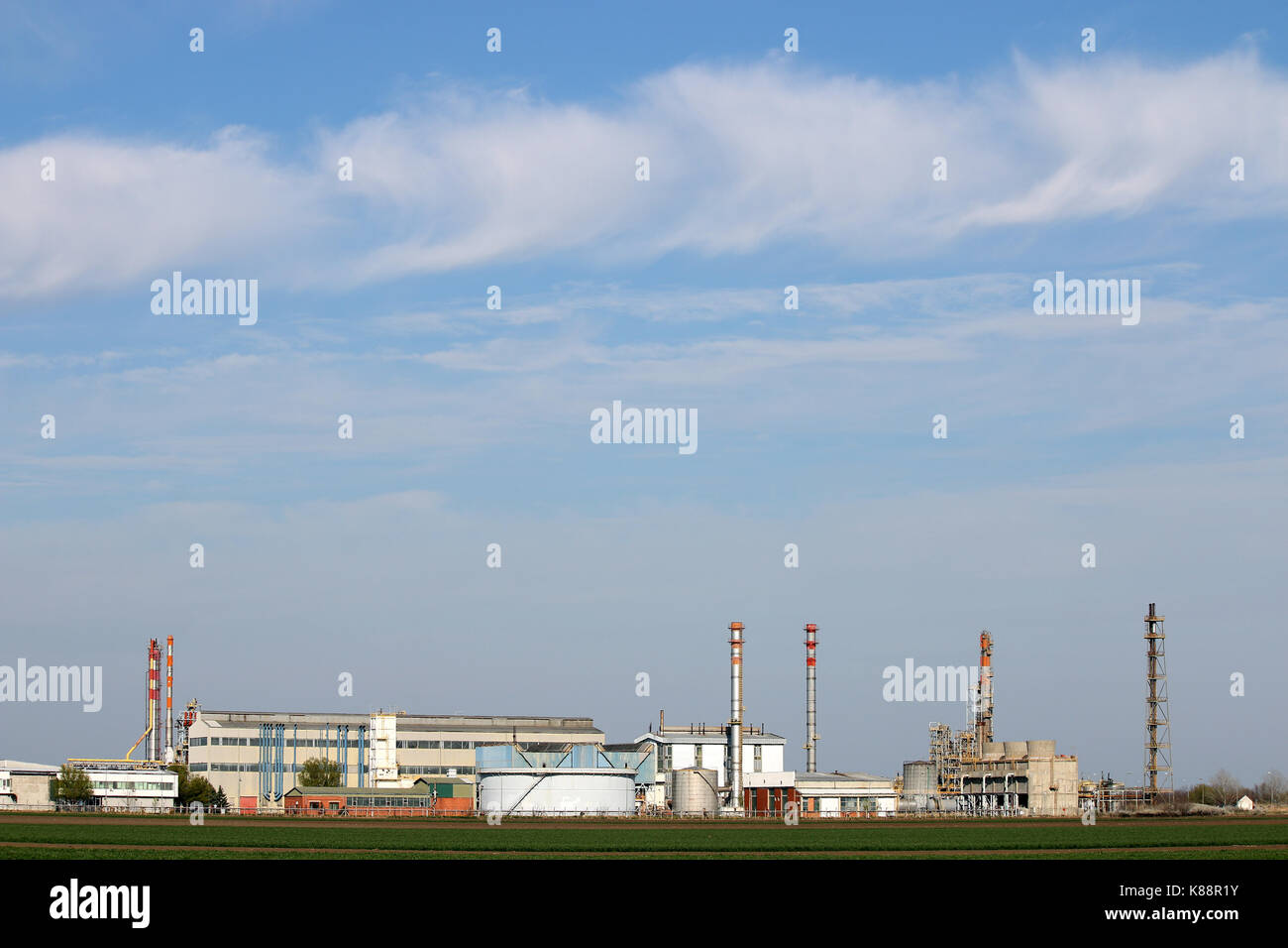 Les réservoirs d'huile à la raffinerie zone industrie Banque D'Images