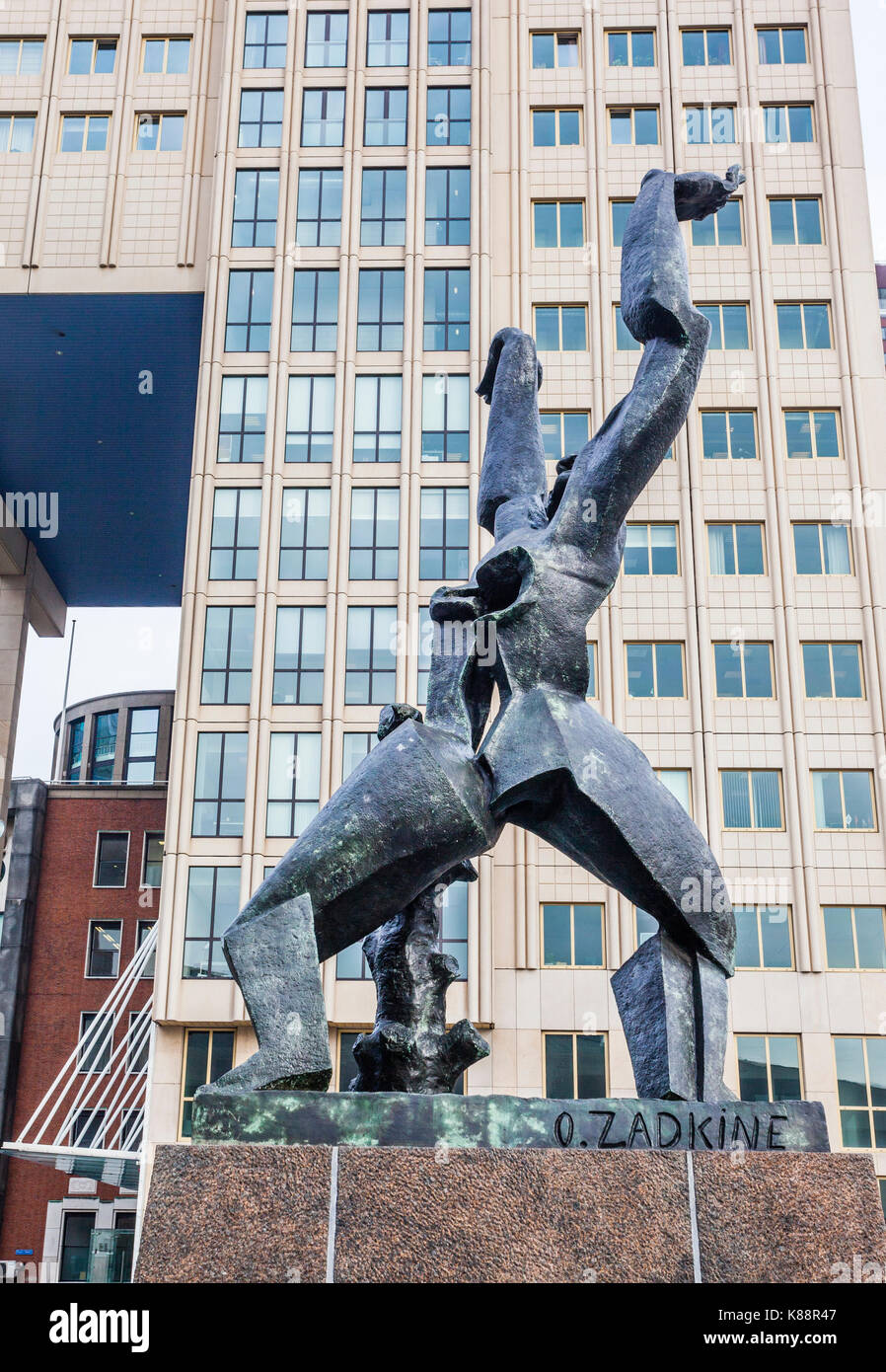 Pays Bas, Hollande-du-Sud, de Rotterdam, quartier maritime, de 'De Verwoeste Stad' (la ville détruite), monument en bronze et War Memorial par Ossip Zadkine Banque D'Images