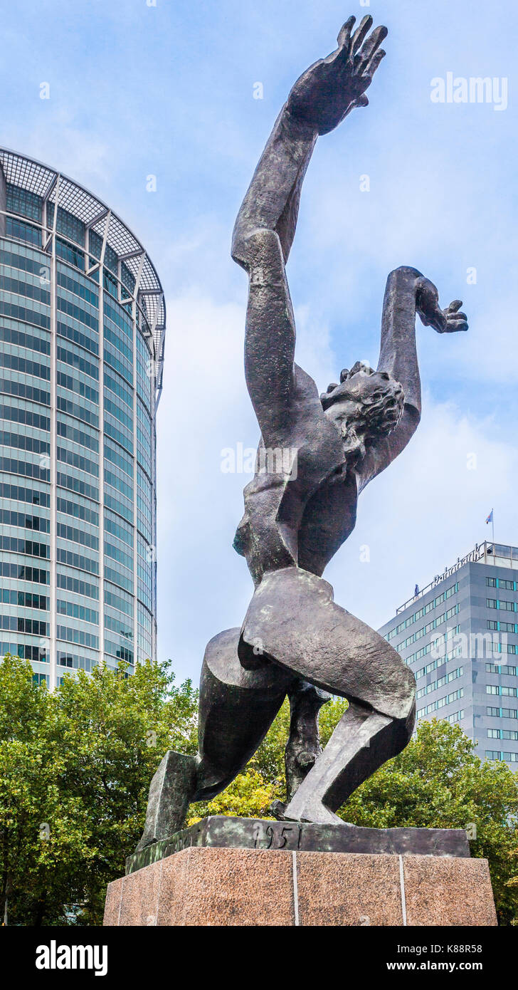 Pays Bas, Hollande-du-Sud, de Rotterdam, quartier maritime, de 'De Verwoeste Stad' (la ville détruite), monument en bronze et War Memorial par Ossip Zadkine Banque D'Images