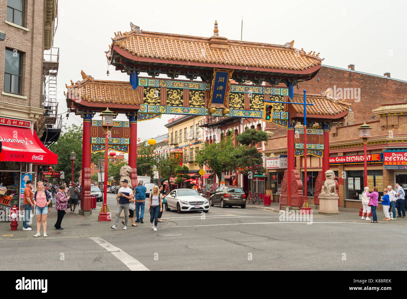 Victoria, Colombie-Britannique, Canada - 6 septembre 2017 : Chinatown Gate sur la rue-de-Fisgard Banque D'Images