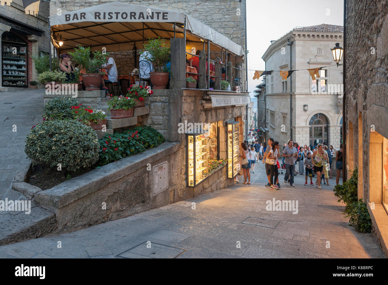 Étroites rues piétonnes de la vieille ville de Saint-Marin. Banque D'Images