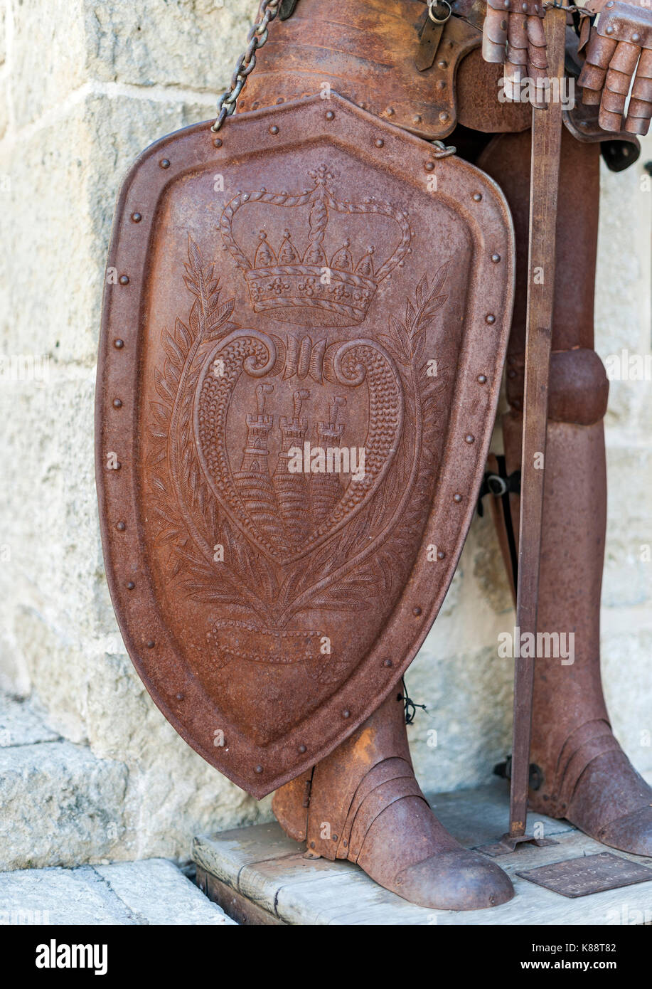 Détail de la protection d'une armure médiévale sur l'affichage dans le centre historique de la vieille ville de Saint-Marin. Banque D'Images