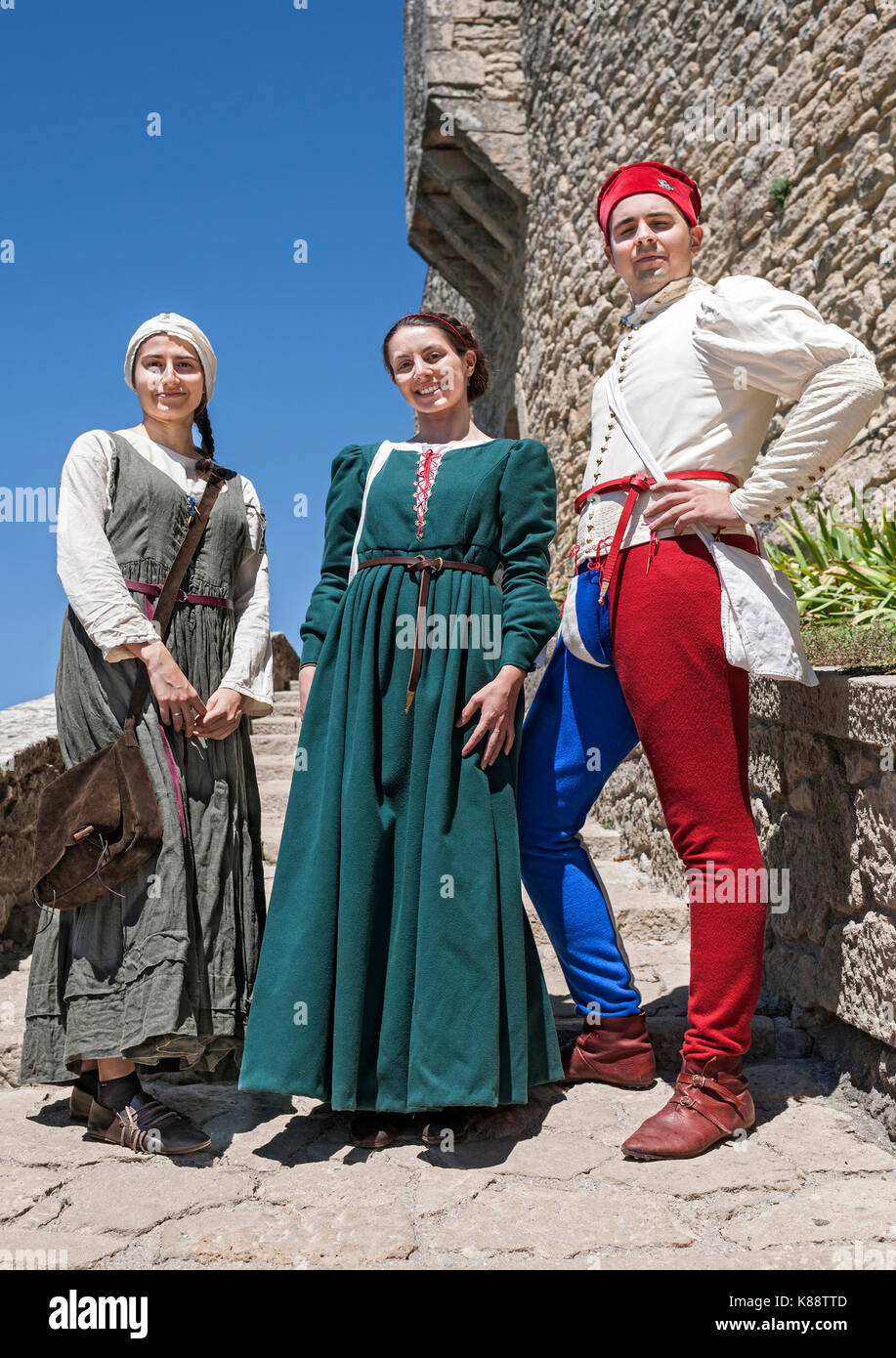 Marinis San habillés et d'effectuer en costumes pour le Festival Médiéval annuel tenu dans la vieille ville de Saint-Marin. Banque D'Images